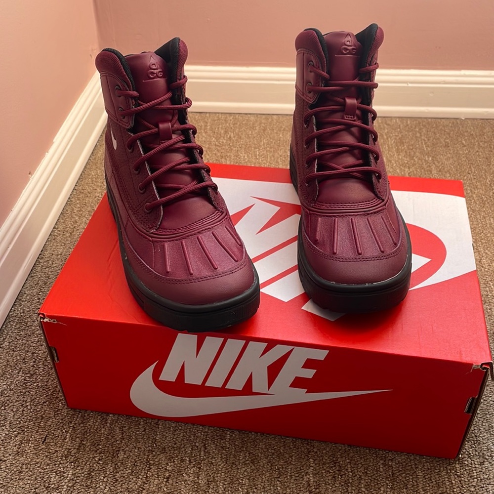 Nike woodside high boots size 4.5y NIB- perfect for the weather now !